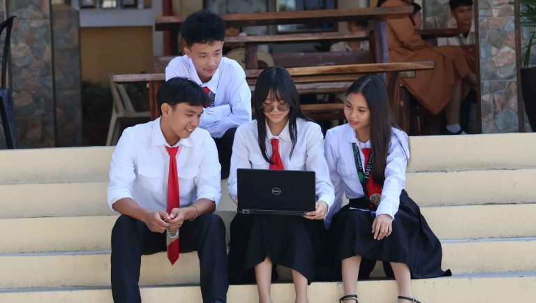 student-using-lms-img